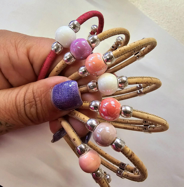 Bracelet "Rose" en liège naturel fin réglable avec perle ronde en céramique 