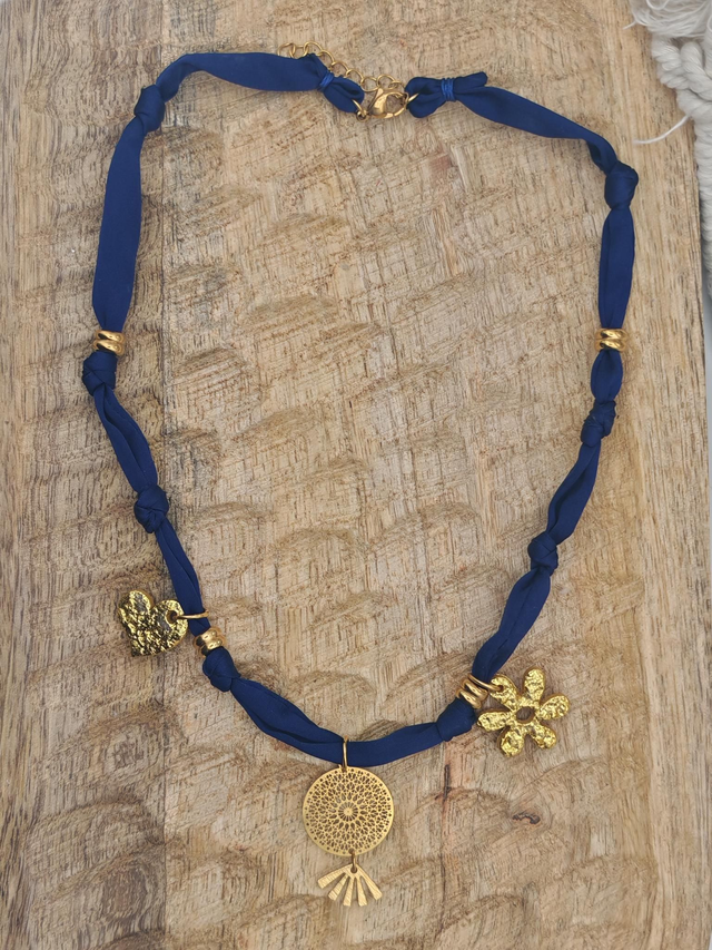 A Collier Bleu