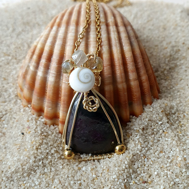 Pendentif avec Sugilite, oeil de Sainte-Lucie et chips de Labradorite 