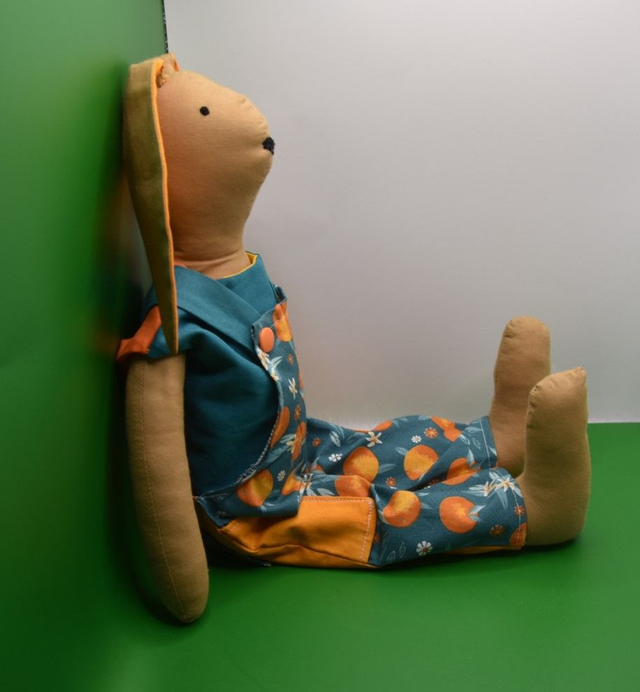 Hase Moppel mit Pulli und Latzhose in Orange und Petrol 