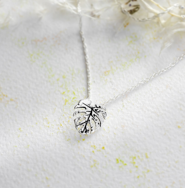 Colgante de hoja hecho a mano en plata 925
