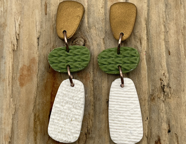 Gold, green & white pebbles