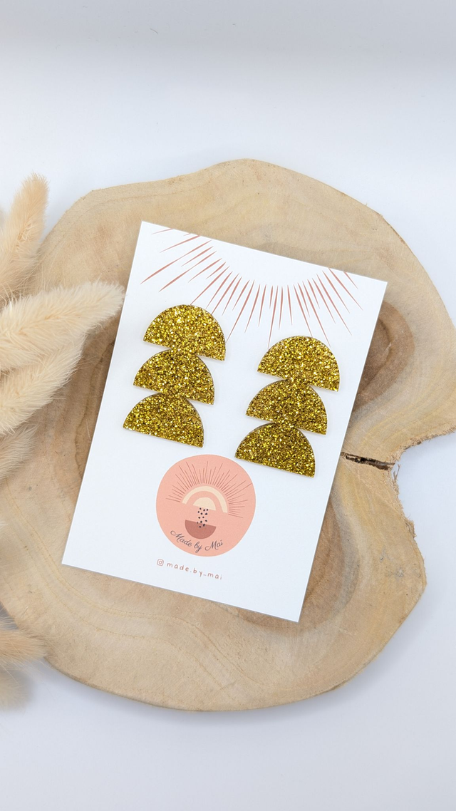 Boucles d&#039;oreilles dorées pailletées en plexi