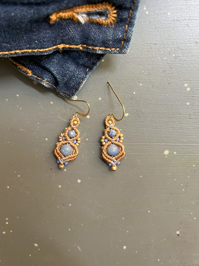 Petites boucles d&#039;oreille en macramé et perles  camel et bleu jeans