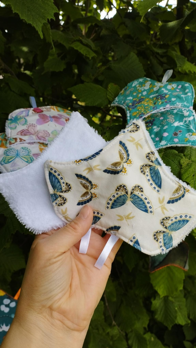 Lot de 2 lingettes feuilles motif papillons bleu beige et doré, printanier, printemps