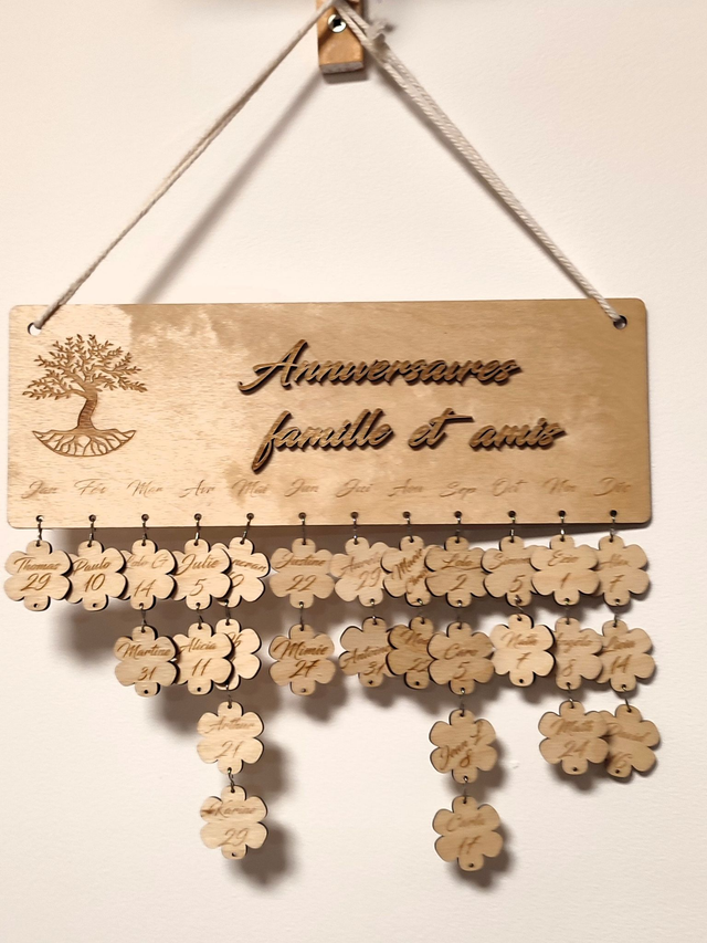 Calendrier éternel anniversaires en bois – “Famille & Amis” – Personnalisable