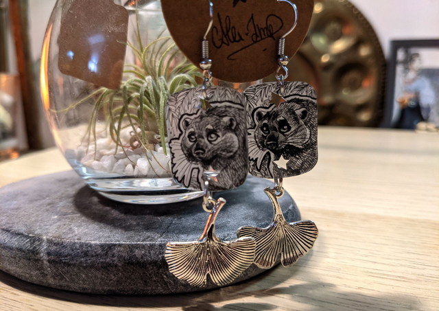 Binturong, boucles d&#039;oreilles avec breloque Gingko