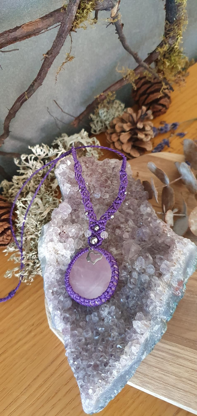 Collier quartz rose micro macramé 