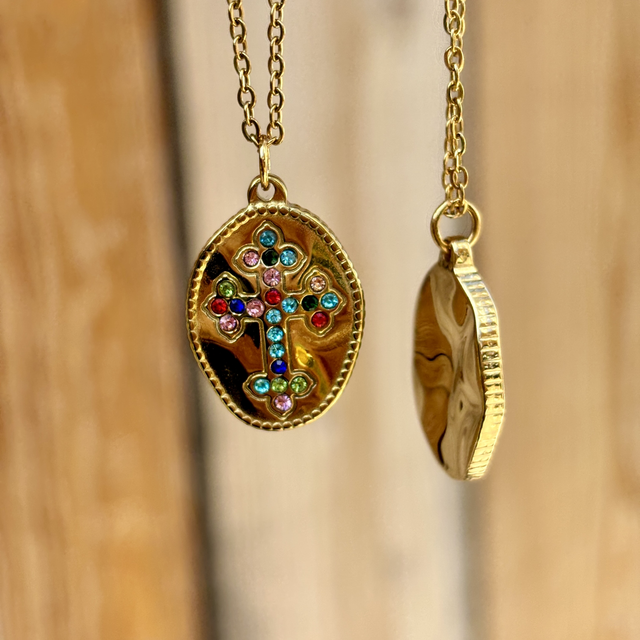 Sautoir médaille croix strass multicolores 