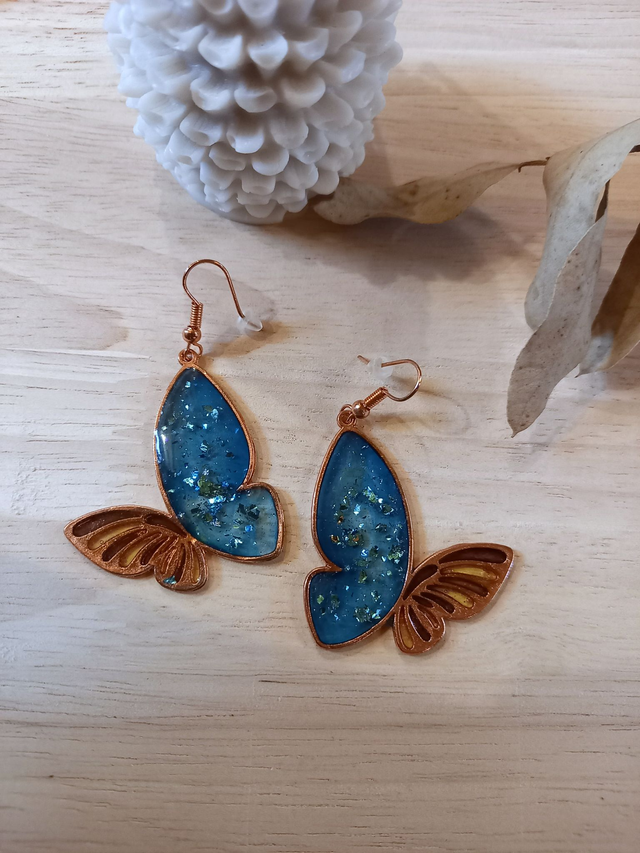 Boucles d&#039;oreilles Résine - papillon bleu à paillettes