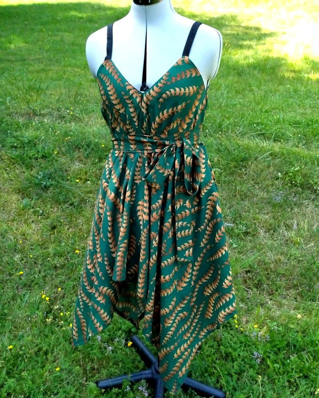 Robe asymétrique à motifs  &amp; ceinture à nouer