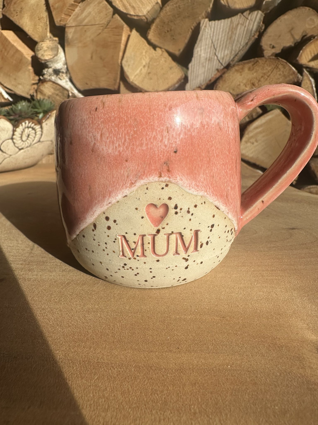 Keramikbecher „MUM“ mit Herz – handgemacht & rosa glasiert
