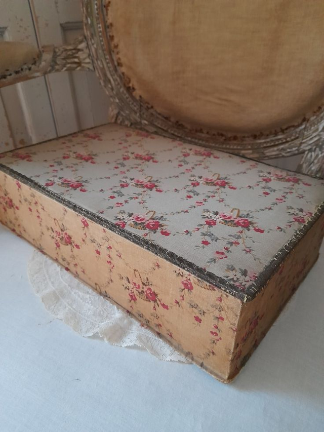 Boite ancienne en carton recouverte de tissu fleuri