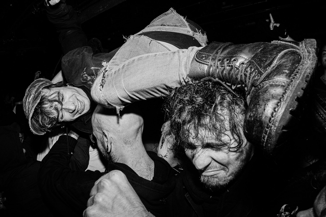 Crowdsurfing, Dareshack