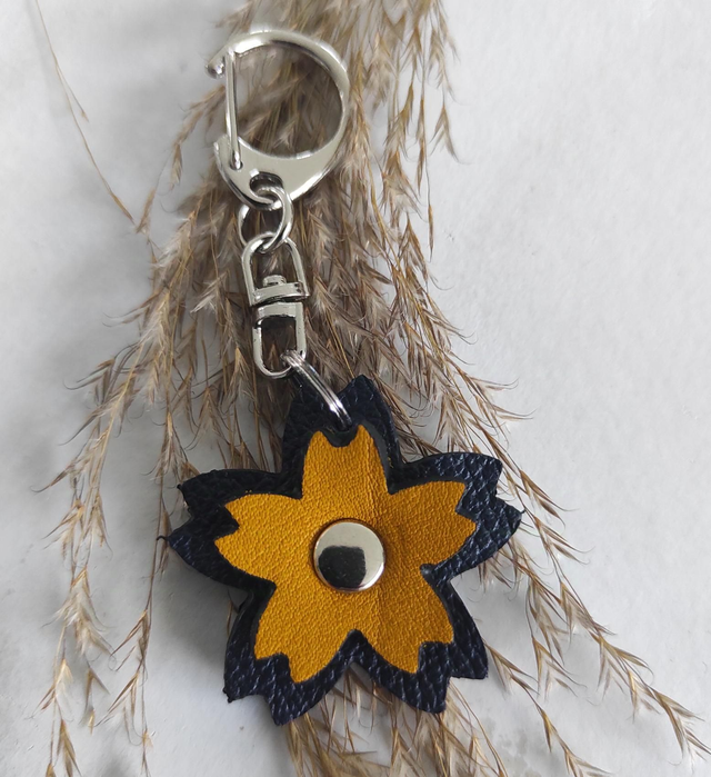 Porte clés fleur en cuir 