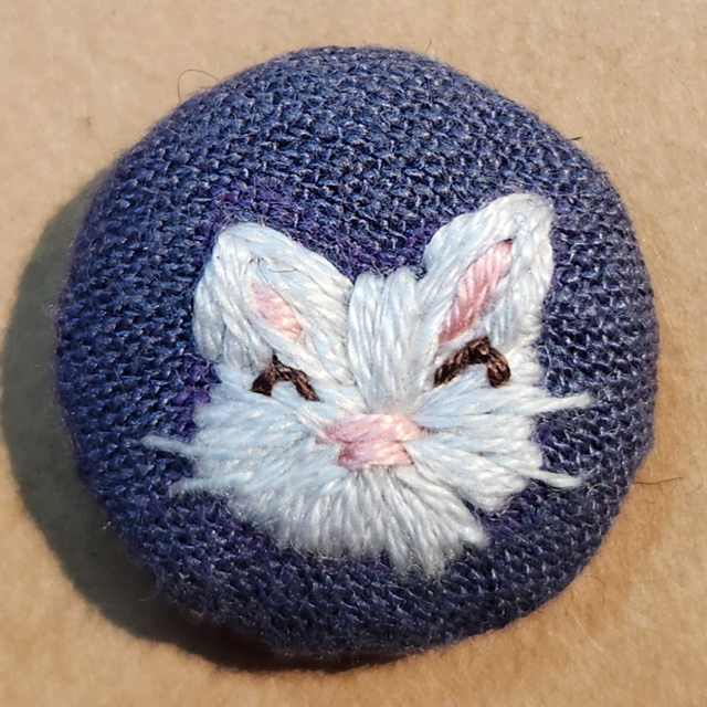 Pins brodé chat blanc