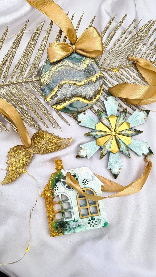 Set of 4 Christmas ornaments in green and gold 