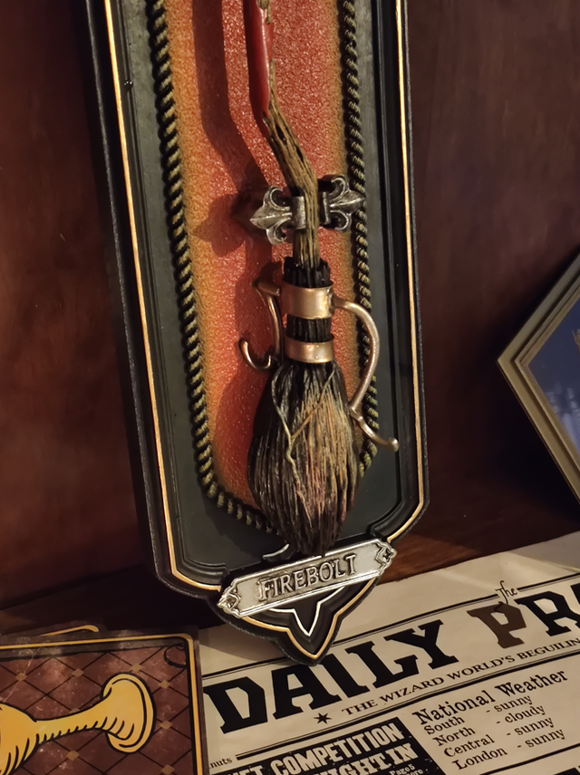 Plaque murale balai Éclair de Feu Harry Potter