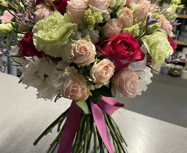 Hand tied presentation fresh rose bouquet 