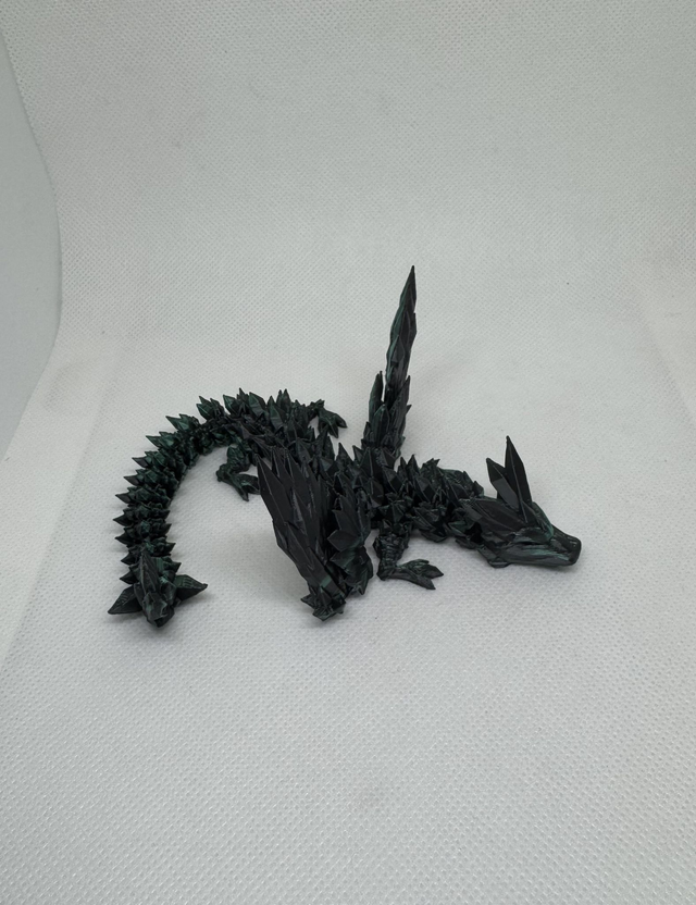 Bébé dragon cristal avec des ailes 