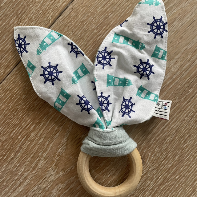 Hochet garçon avec grelot dispo