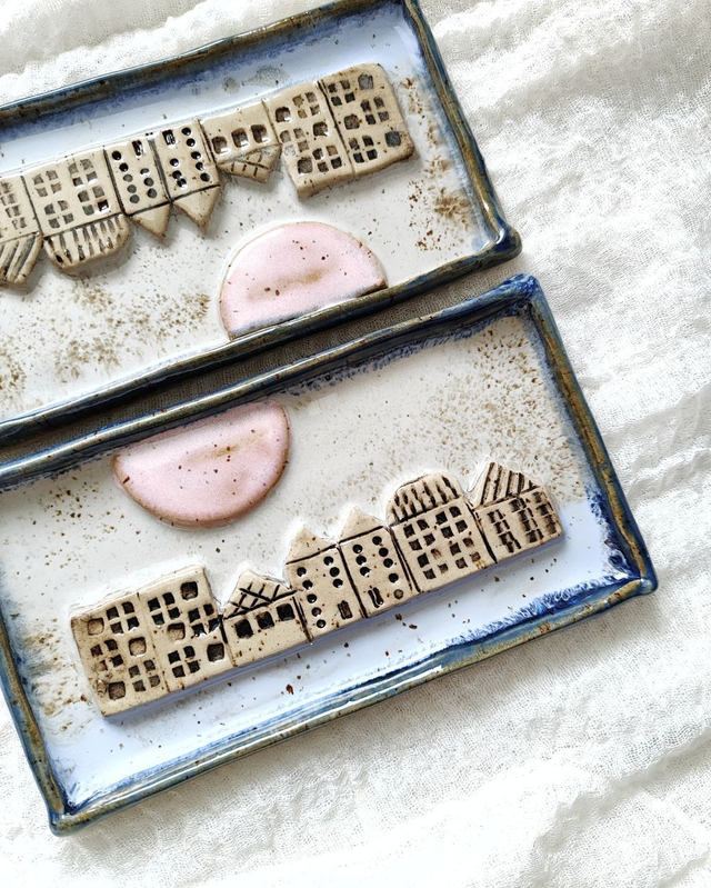 Ceramiczny talerzyk z motywem domków nad wodą