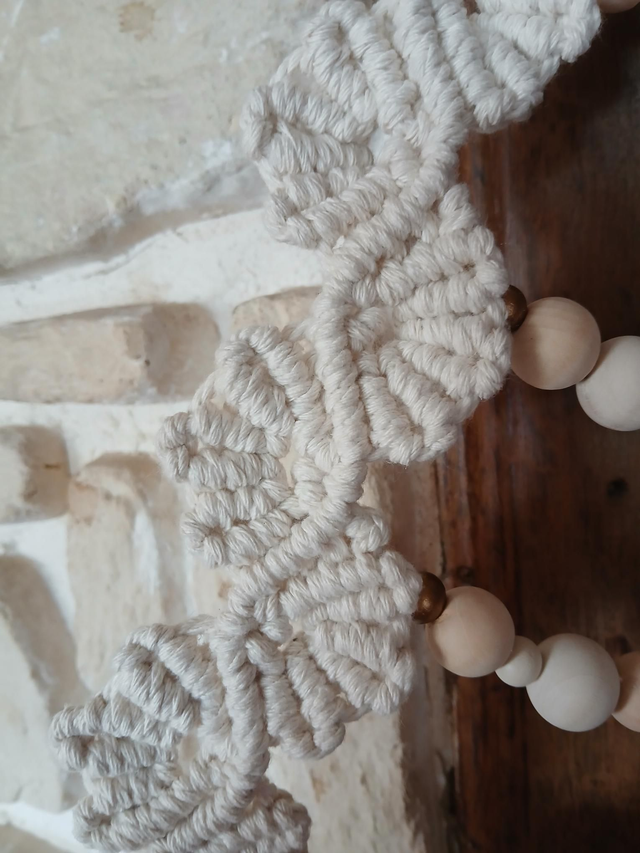 Sapin mural en macramé et perles bois – 70 cm sur bois flotté 35 cm