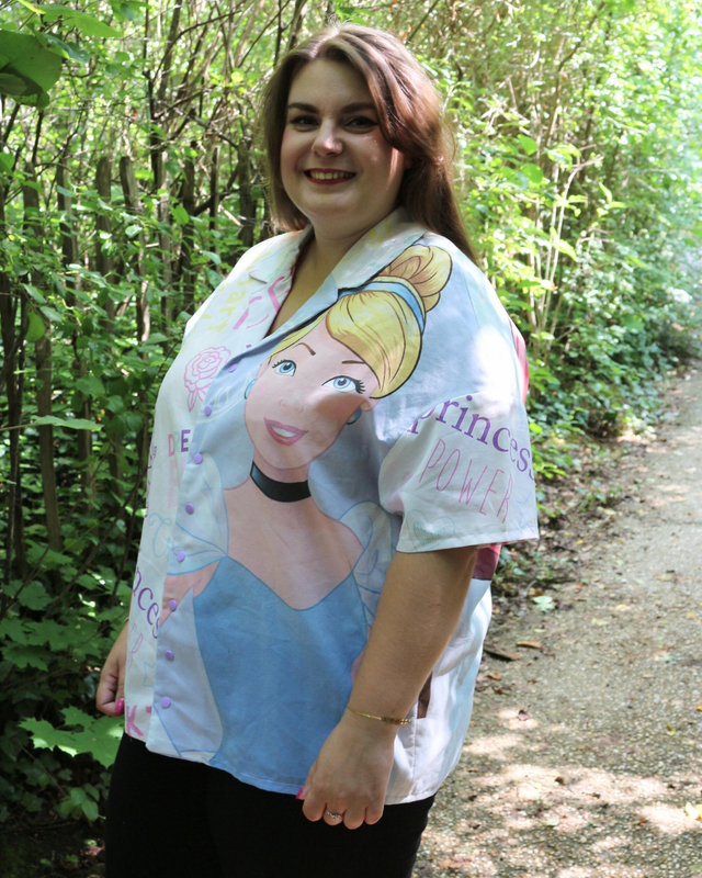  Chemise Upcyclée Oversize – Princesses Disney (Ariel & Cendrillon) – Taille 44 Unisexe