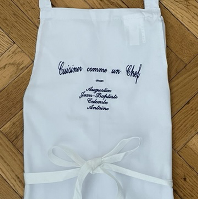 Tablier brodé