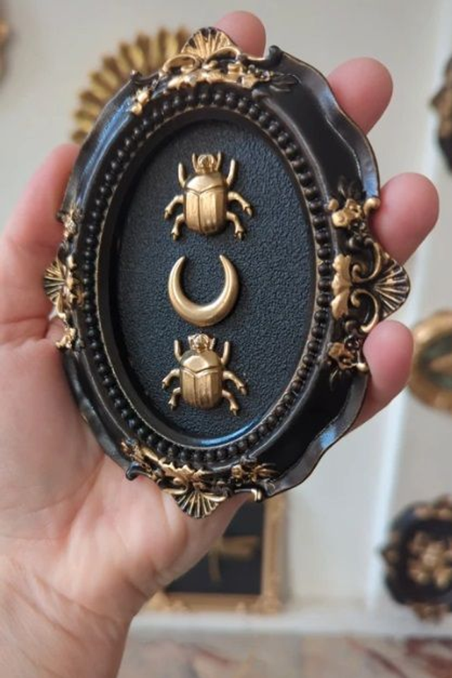 Cadre baroque noir vieilli scarabées + lune