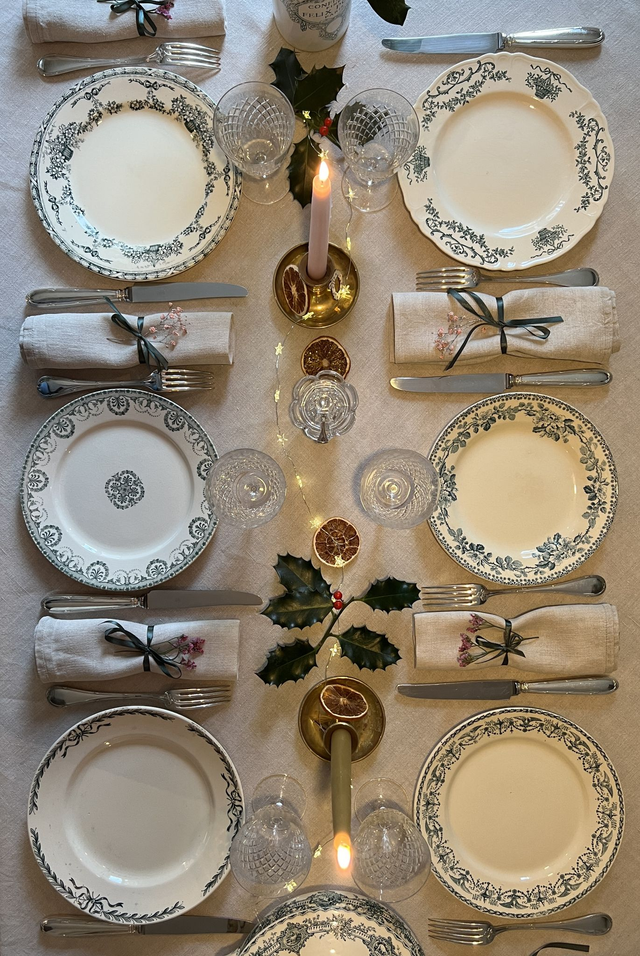 CHOISEUL - Suite de 6 assiettes plates dépareillées - Terre de Fer