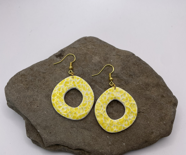 Yellow crackle dangly O’s