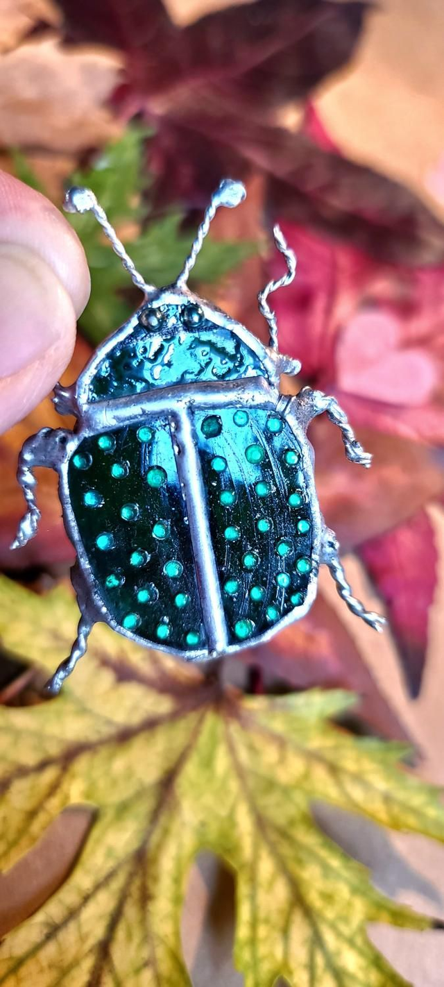 Scarabée vert en Tiffany monté en broche. 