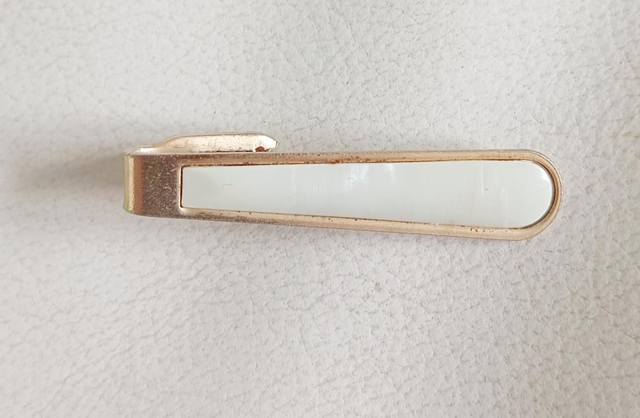 Pince à cravate doré nacré