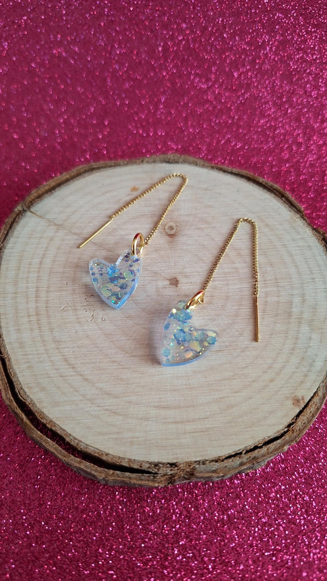 Boucles d'oreilles à enfiler dorées cœurs asymétriques paillettes bleues holographiques 