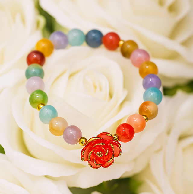 Bloom in Color” – Handgemaakte Armband met Regenboogkralen & Rode Roos