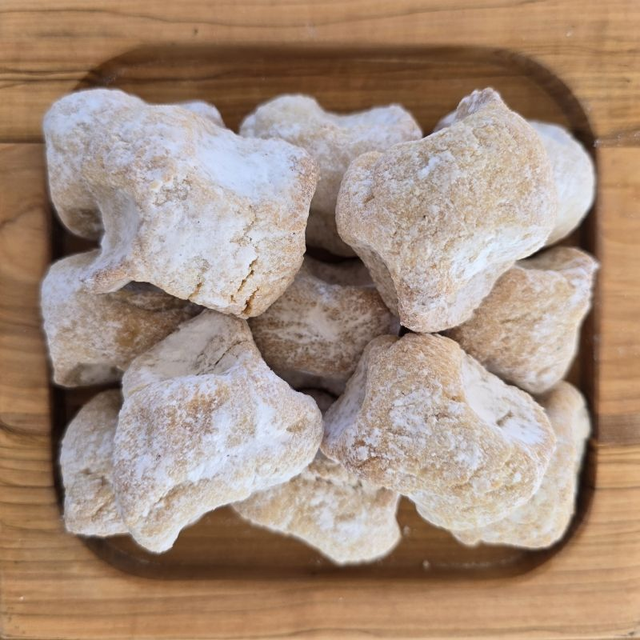 Mandelgebäck mit Puderzucker 