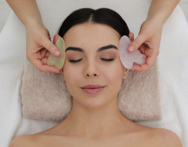 Massage du visage aux Gua Sha