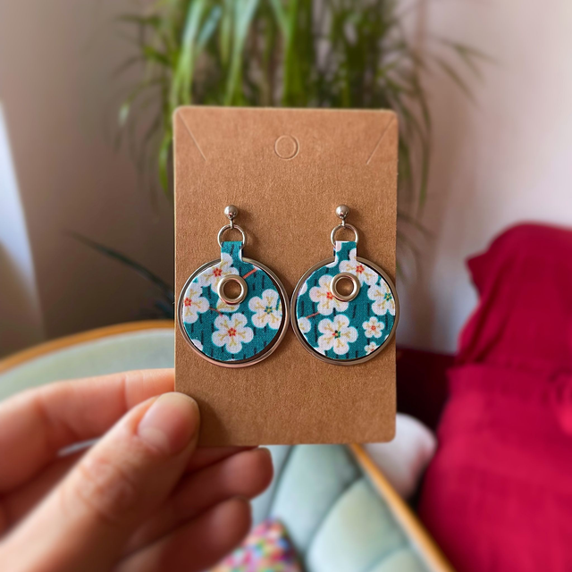 Sphère - Boucles d'oreilles en tissu fleuri et acier inox