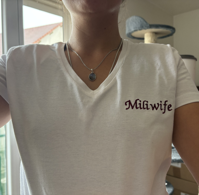 T-shirt col V “Miliwife” brodé 