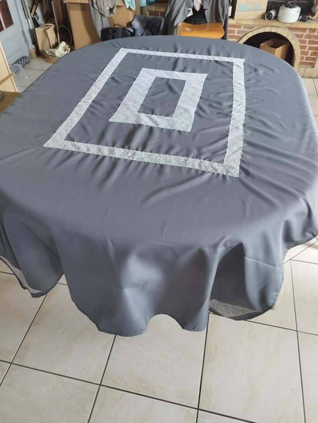 Nappe grise dentelle blanche 