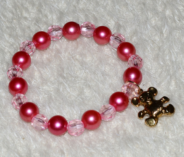 B58 - Bracelet en perles acrylique, breloque ours métal doré