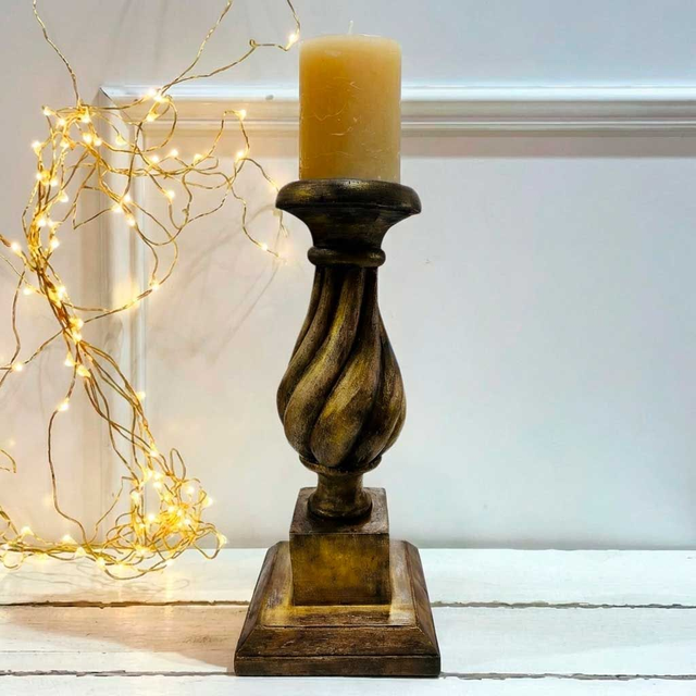 Candelabro Artesanal de Madera con Acabado Dorado Envejecido "Voluta"  – 35 cm 