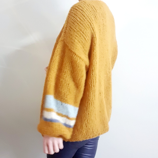 Handgebreid luxe damesvest in zachte alpaca en zijde met ballonmouw