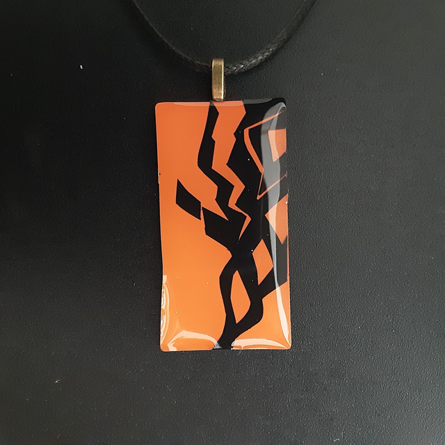 Pendentif rectangle collection Enti color fond rouge flamboyant et décor noir