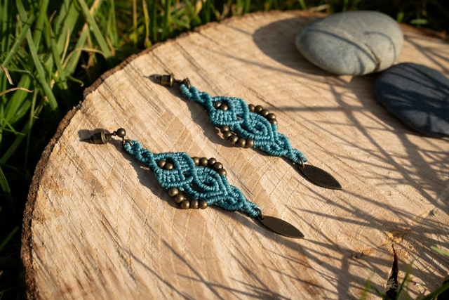 Boucles d&#039;oreilles en micro-macramé bleu turquoise avec pendentif argent vieille