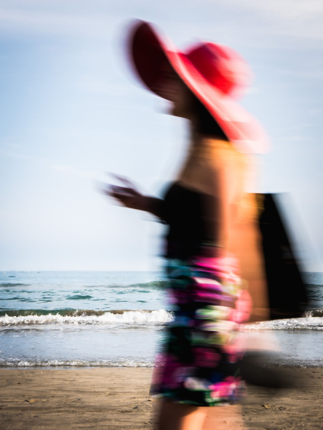 B9 - Femme à chapeau rouge 