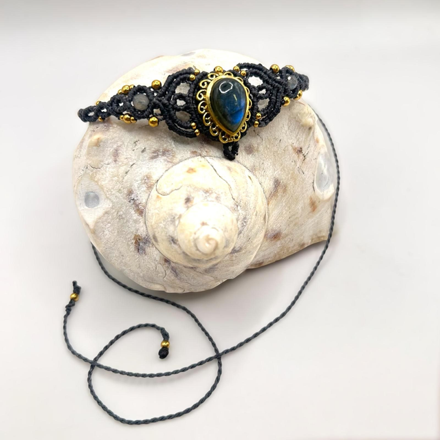Collier AYLA – Labradorite & micro-macramé