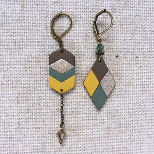 Boucles d’oreilles « Arioso » asymétriques, bronze, cuir couleur taupe, champagne, vert lichen et jaune banane