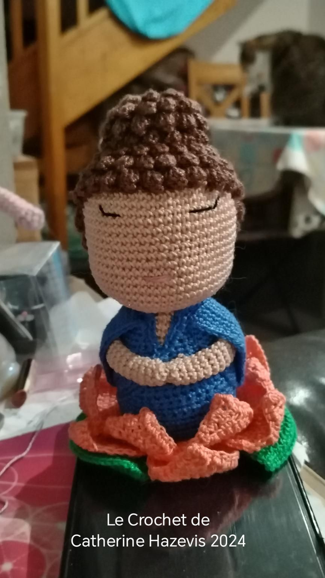 2024 Bouddha en kimono bleu foncé 